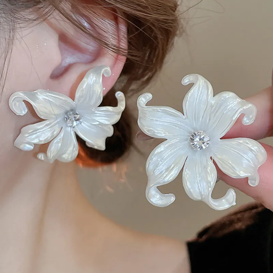 Vintage White Flower Stud Earring