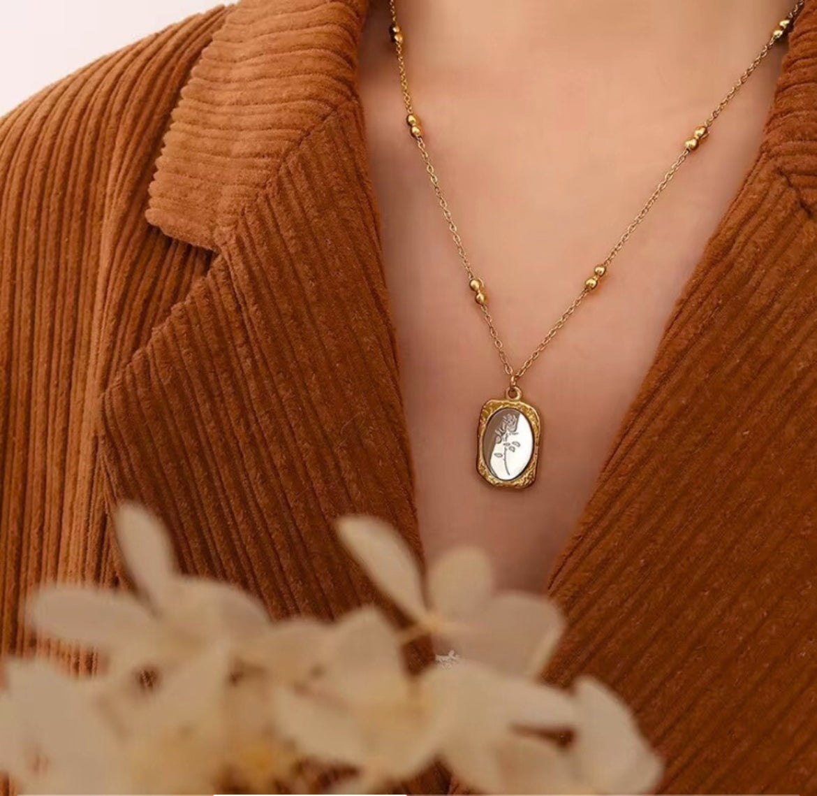 Retro-Inspired Mirror Pendant Necklace - Anti-Tarnish