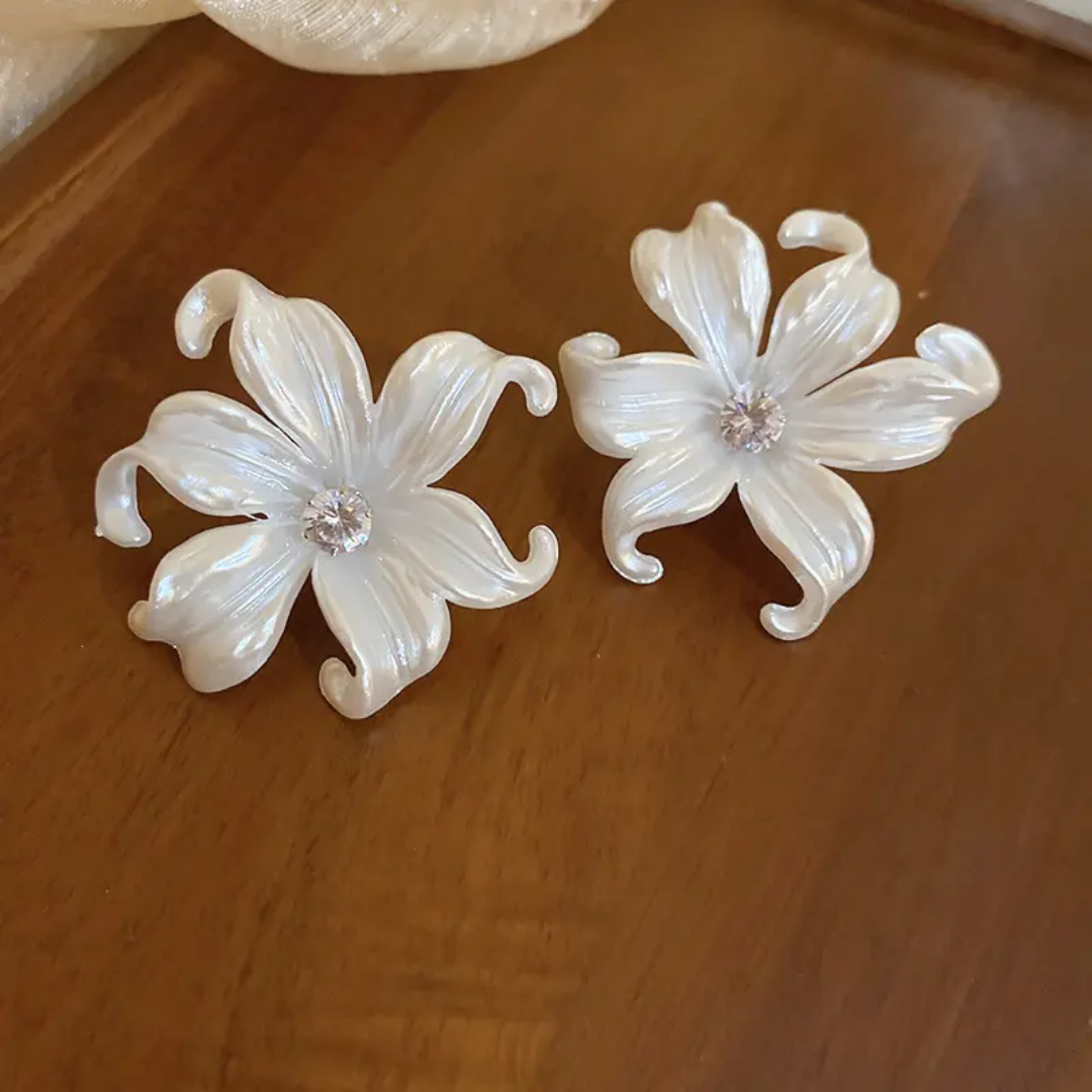 Vintage White Flower Stud Earring