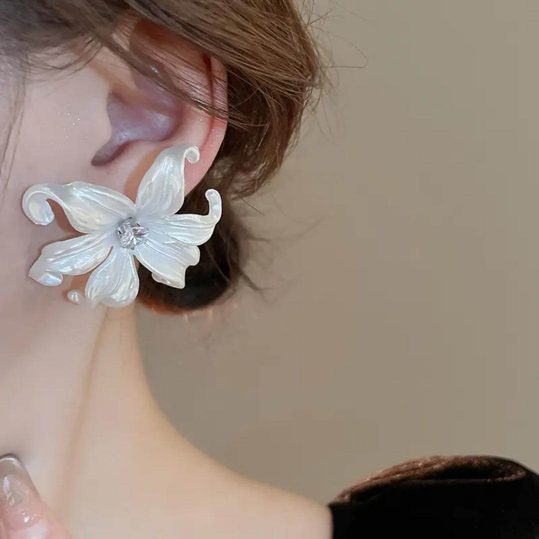 Vintage White Flower Stud Earring