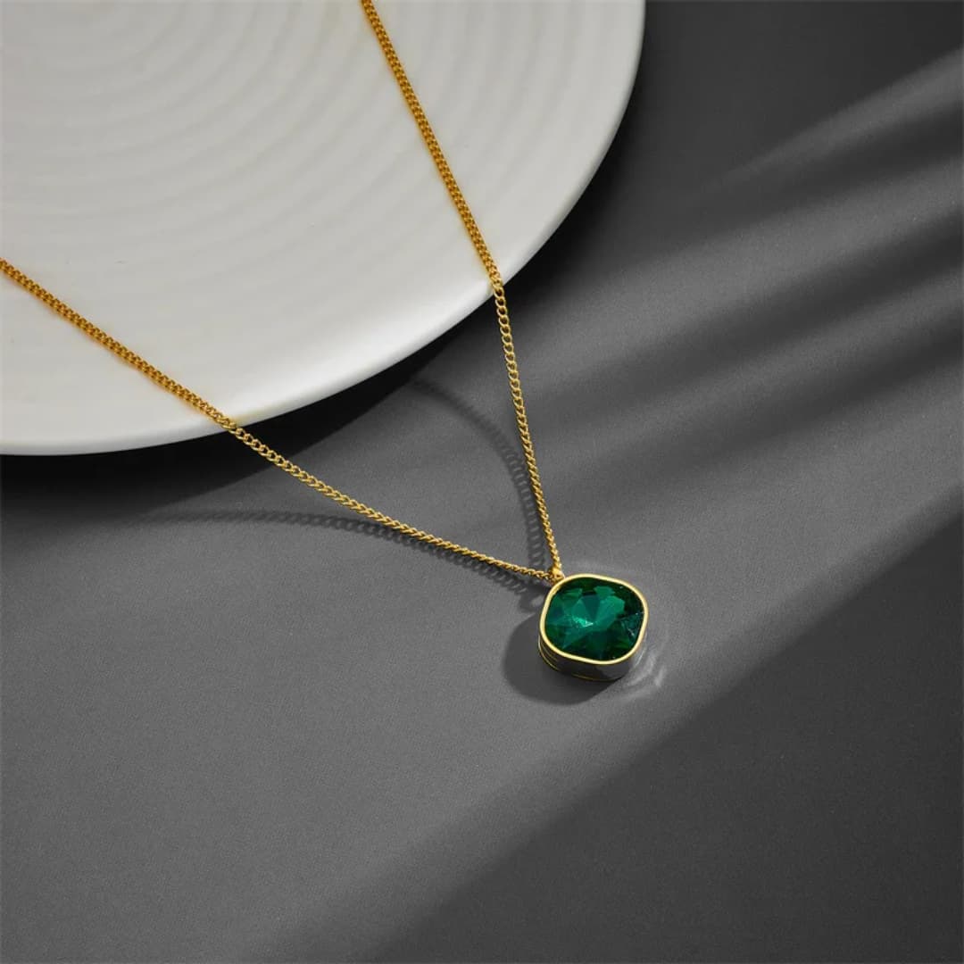 Elegant Emerald Stone Pendent Necklace - 18K Gold Plated