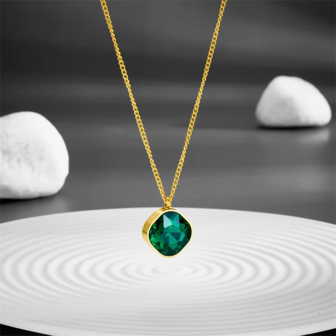 Elegant Emerald Stone Pendent Necklace - 18K Gold Plated